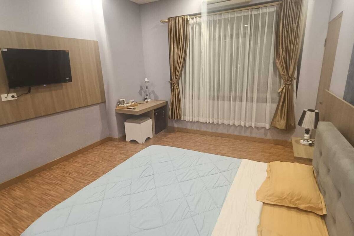 Suite familiar, vistas al parque | Escritorio y espacio para trabajar con un portátil