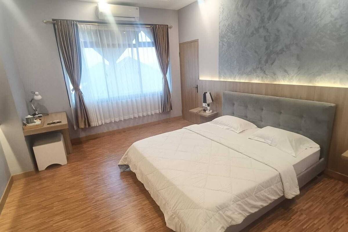 Family Suite, Park View | Desk, laptop workspace, iron/ironing board, free WiFi