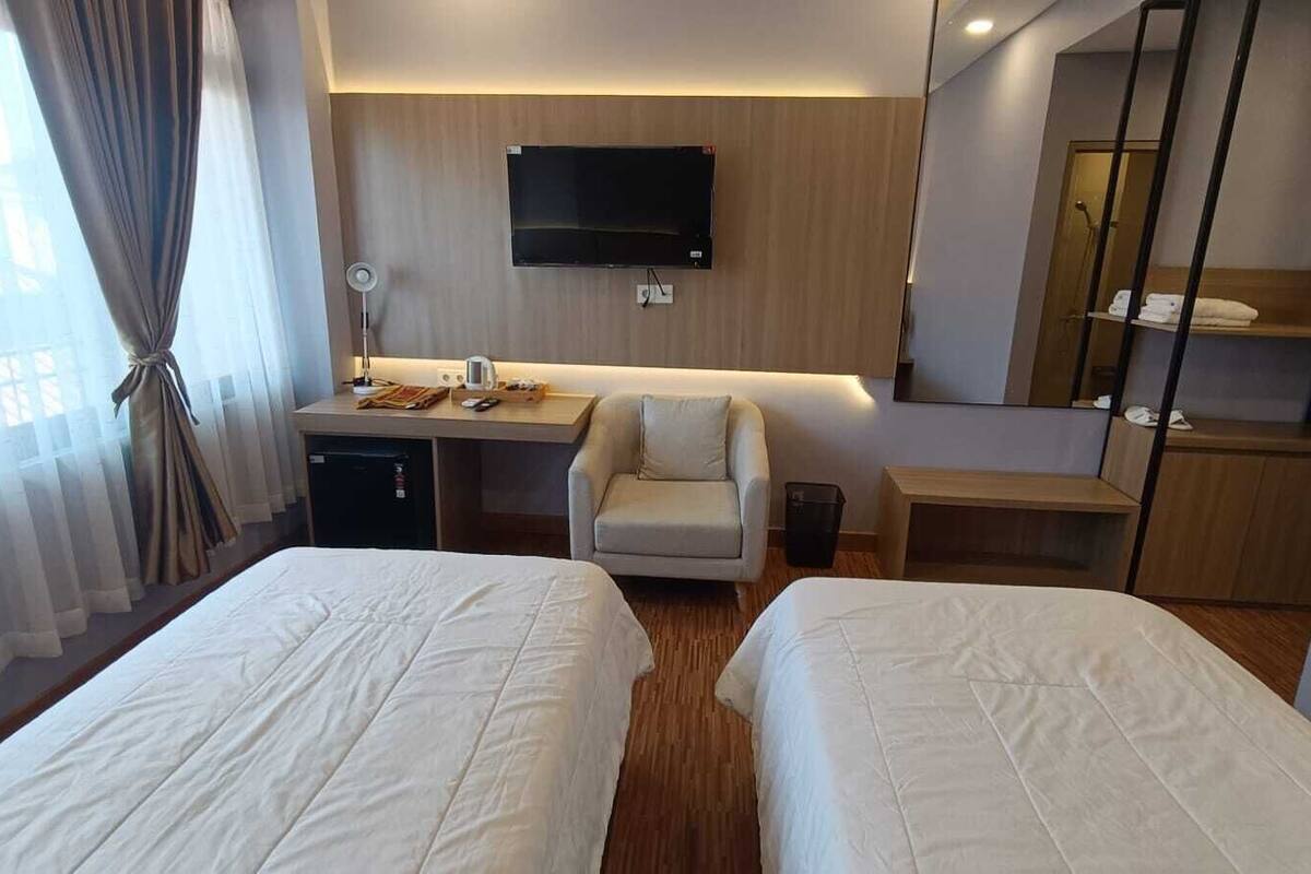 Deluxe Twin Room | Desk, laptop workspace, iron/ironing board, free WiFi