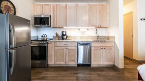 Condo, 1 phòng ngủ | Bếp riêng | Dụng cụ pha cà phê/trà, tủ lạnh, lò nướng, lò nướng bánh mì 