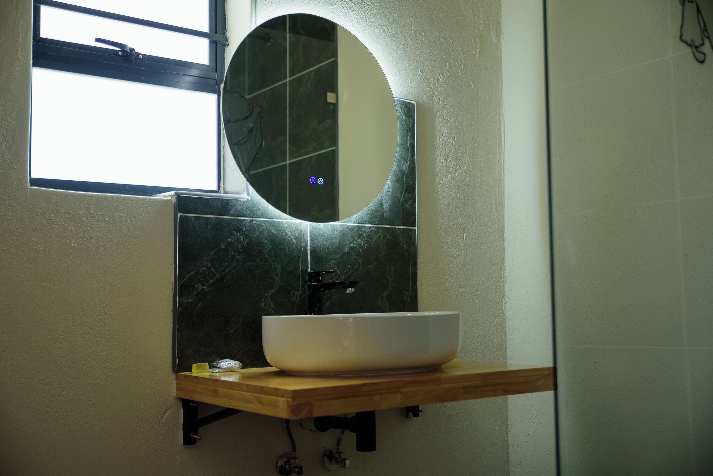 Een douche, handdoeken, zeep, toiletpapier