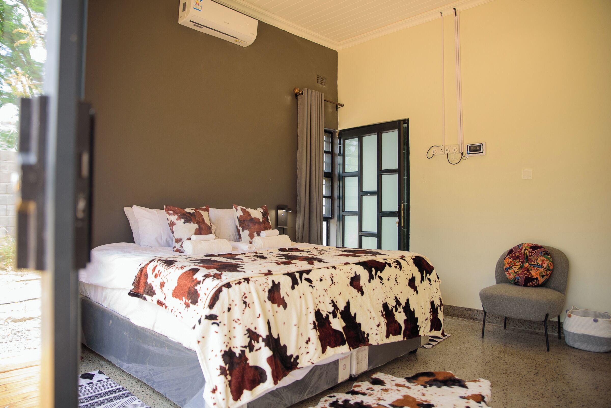 3 habitaciones, tabla de planchar con plancha, wifi y ropa de cama 