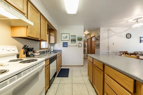 Condo, 1 Bedroom | Private kitchen
