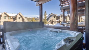House, 3 Bedrooms | Outdoor spa tub