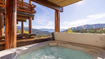 House, 3 Bedrooms | Outdoor spa tub