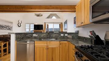 House, 3 Bedrooms | Private kitchen | Coffee/tea maker