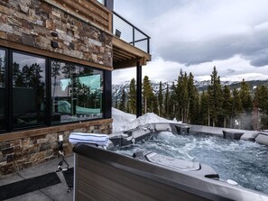 House, 6 Bedrooms | Outdoor spa tub