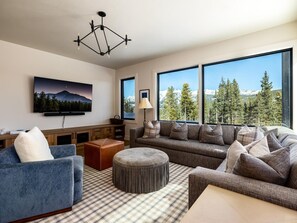 Living area - 7 Deep Forest 6 Bedroom Home (Big Sky)