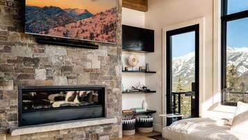 House, 6 Bedrooms | Living area