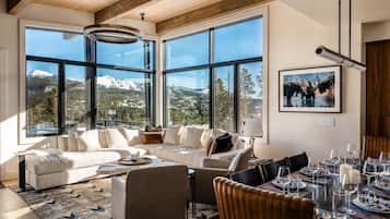 House, 6 Bedrooms | Living area