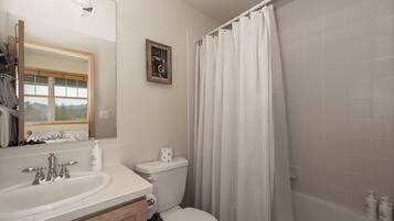 House, 3 Bedrooms | Bathroom | Towels, shampoo