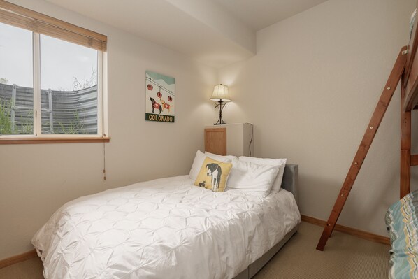 3 bedrooms, laptop workspace, iron/ironing board, free WiFi