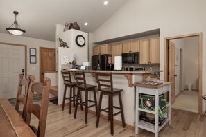 House, 3 Bedrooms | Private kitchen | Fridge, oven, coffee/tea maker, toaster - 130 Discovery Court At Rendezvous 3 Bedroom Home (Fraser)