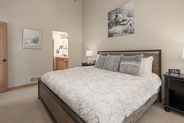 3 bedrooms, laptop workspace, iron/ironing board, free WiFi