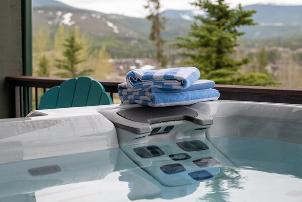 House, 3 Bedrooms | Outdoor spa tub