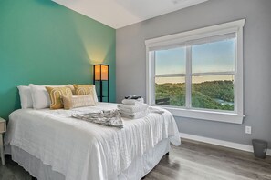 4 chambres, bureau, fer et planche à repasser, lit parapluie