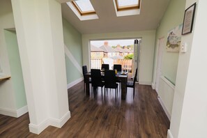 Dining - Driveway for 2 Cars-Garden-Super King Bed-500Mbps WiFi (5 ⭐️⭐️⭐️⭐️⭐️ Ratings Airbnb) (Leicester)