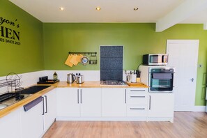 Fridge, microwave, oven, electric kettle - Driveway for 2 Cars-Garden-Super King Bed-500Mbps WiFi (5 ⭐️⭐️⭐️⭐️⭐️ Ratings Airbnb) (Leicester)