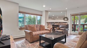 Älytelevisio, takka, kirjoja