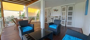 Outdoor dining - Very nice T3-Sea and pool view (Les trois ilets)