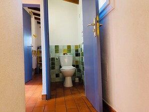 Dusche, Haartrockner, Handtücher, Toilettenpapier
