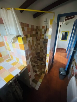 Dusche, Haartrockner, Handtücher, Toilettenpapier