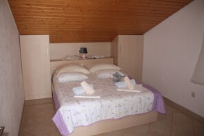 1 dormitorio, tabla de planchar con plancha, wifi y ropa de cama