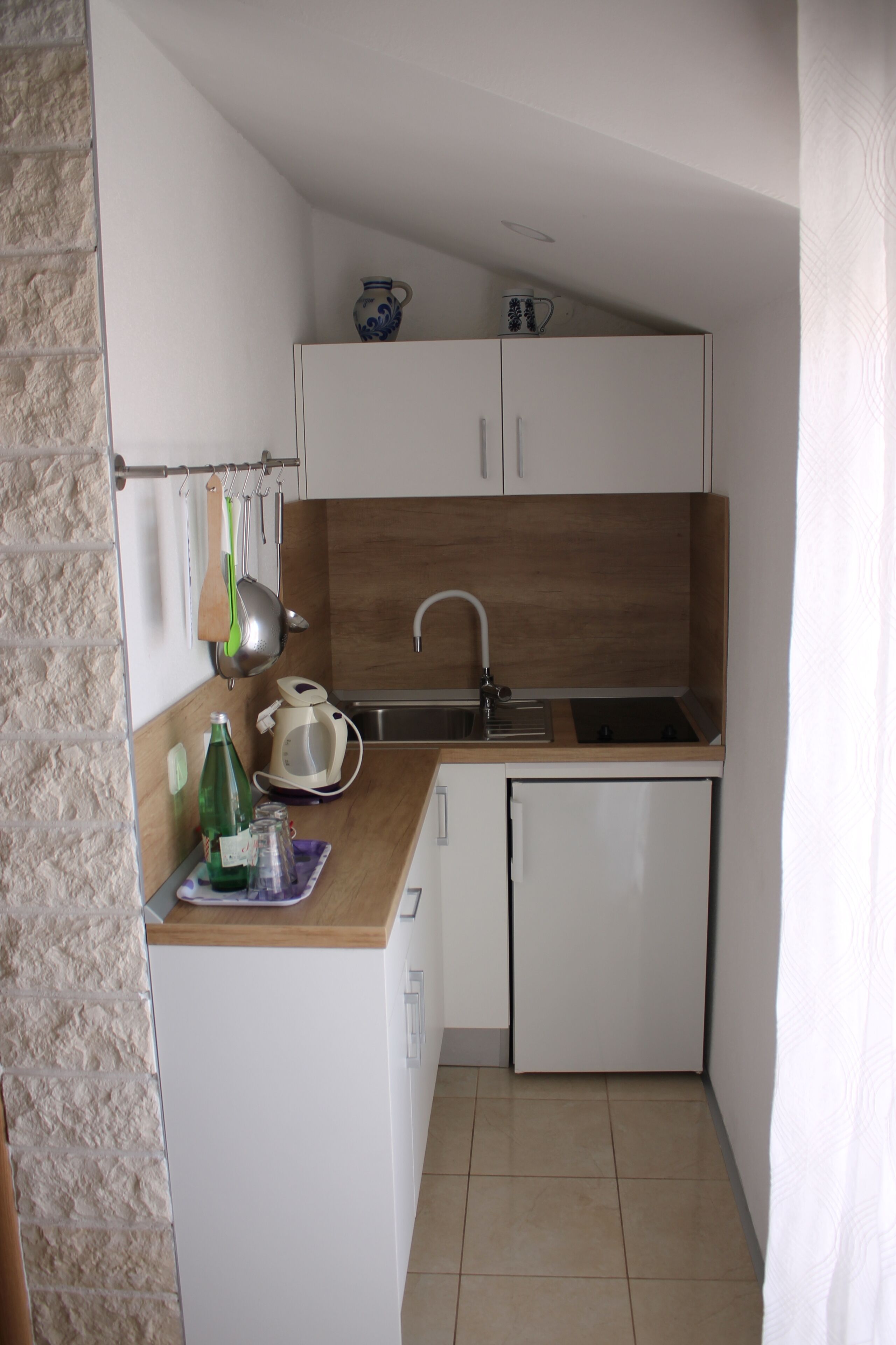 Een koelkast, een kookplaat, een koffiezetapparaat/waterkoker