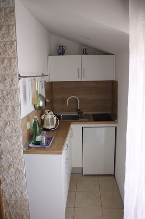 Refrigerador, placa de cocina, cafetera/tetera, tetera/pava eléctrica