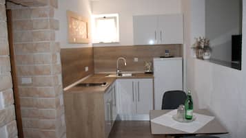 Kühlschrank, Herdplatte, Wasserkocher mit Kaffee-/Teezubehör