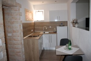 Réfrigérateur, plaque de cuisson, cafetière/bouilloire