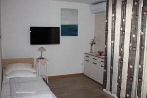 1 habitación, tabla de planchar con plancha, wifi y ropa de cama 