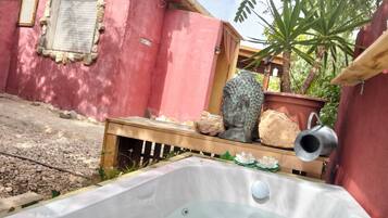 Bañera de hidromasaje al aire libre