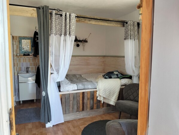 1 bedroom, WiFi, bed sheets
