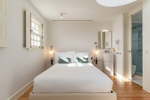 2 quartos, ferros/tábuas de passar roupa, acesso à internet