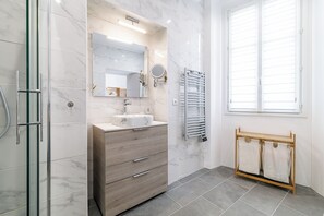 Shower, hair dryer, towels, soap - Sunlight Properties Archibald - Nice, 2 Beds, holiday rental, balcony & parking (Nice)