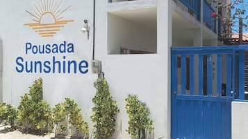 Vista frontal de la propiedad
