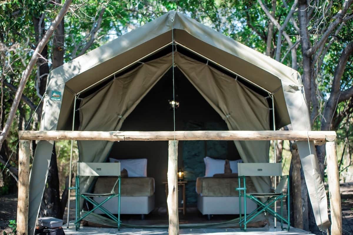 Comfort tent, uitzicht op rivier | Een bureau, een strijkplank/strijkijzer, gratis wifi
