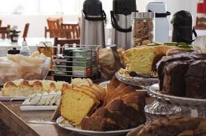 Free daily buffet breakfast  - Estancia Santa Amelia (Jaboticabal)