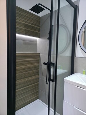 ヘアドライヤー、タオル、石鹸、トイレットペーパー