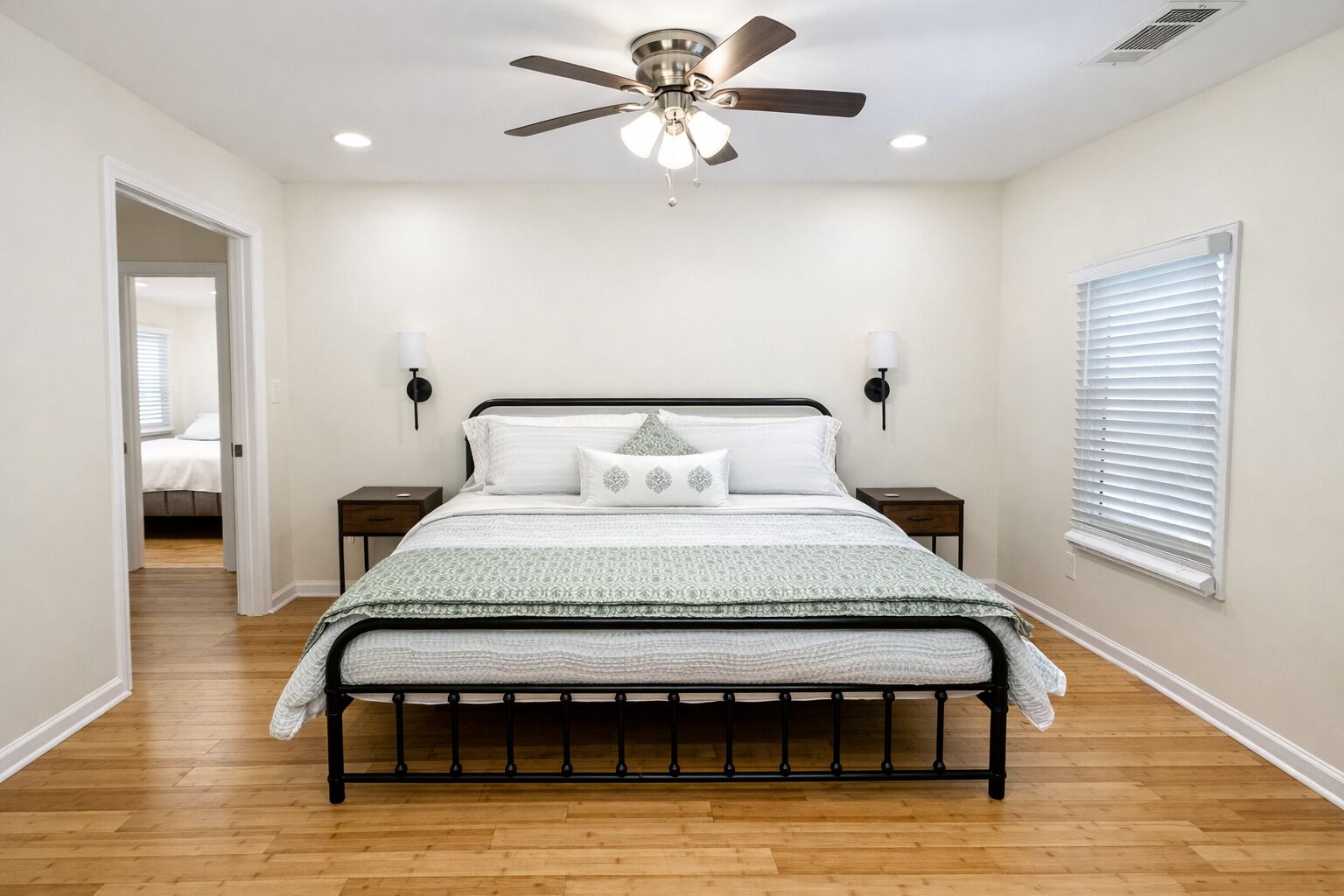 3 bedrooms, iron/ironing board, WiFi, bed sheets