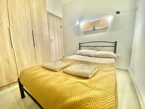 1 habitación, tabla de planchar con plancha, wifi y ropa de cama