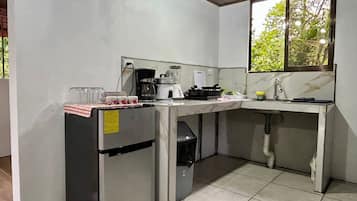 Stovetop, coffee/tea maker, cookware/dishes/utensils, lobster pot
