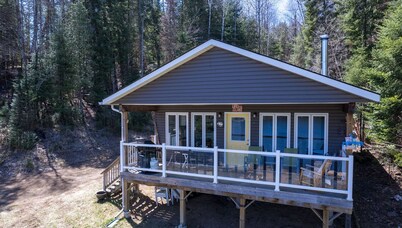Waterfront Private Hideaway in Bancroft (ClamOnInn)
