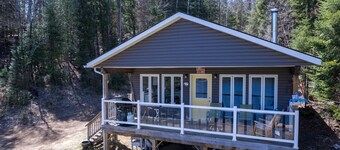 Waterfront Private Hideaway in Bancroft (ClamOnInn)