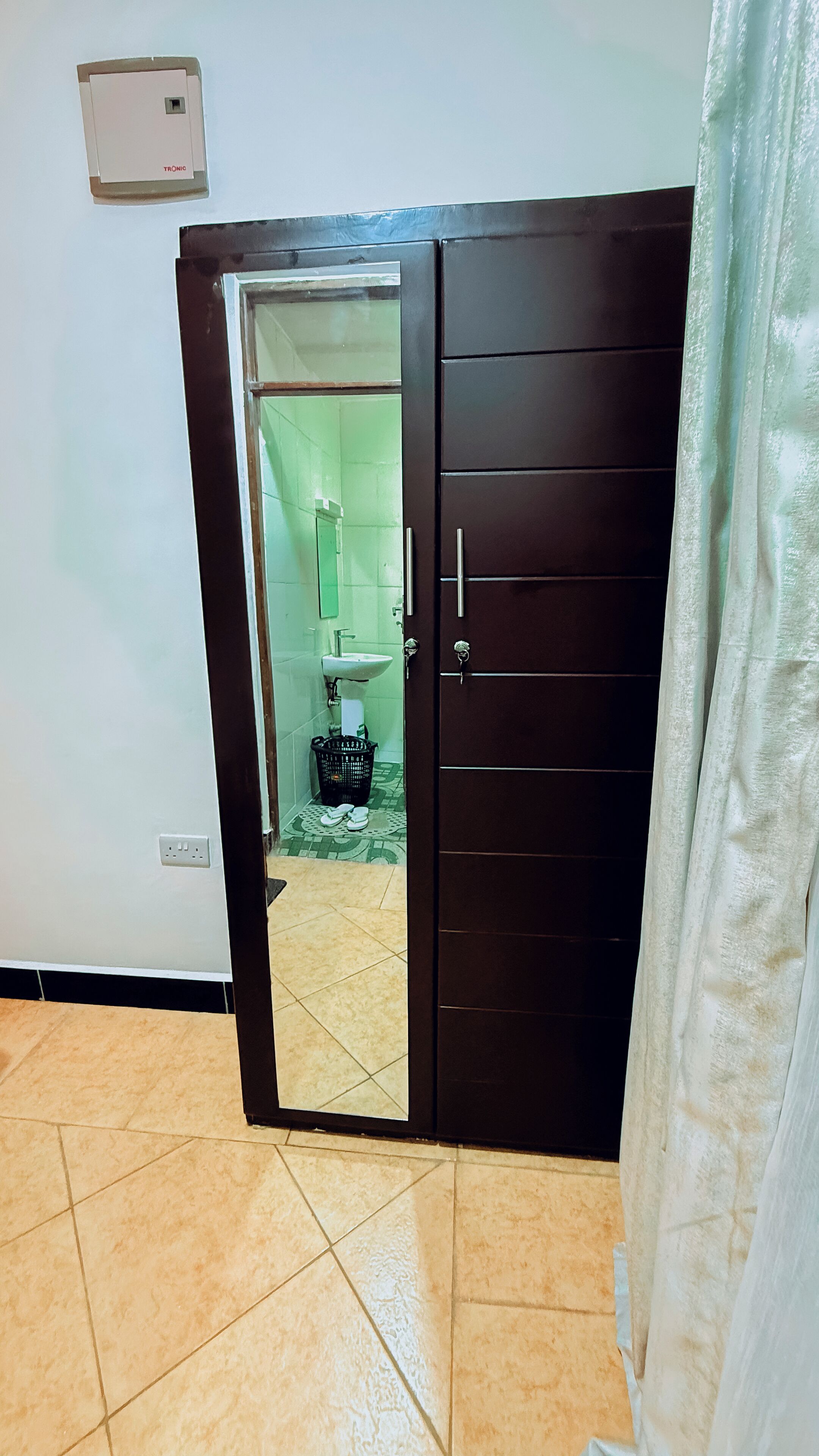 Asciugacapelli, asciugamani, sapone, carta igienica