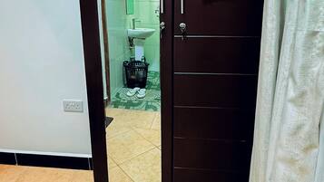 Asciugacapelli, asciugamani, sapone, carta igienica