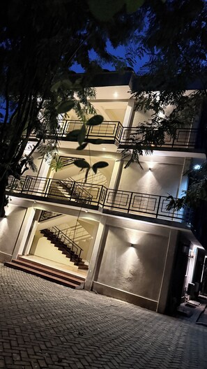 Un edificio de varios pisos con una escalera que sube a un nivel superior.