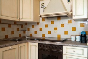 Fridge, oven, coffee/tea maker, electric kettle