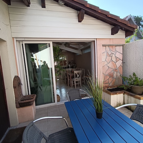 House close to port, air conditioning, bicycles, terrace, parking.